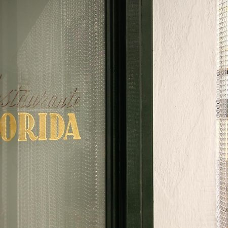 Hostal La Florida Llanca Bagian luar foto
