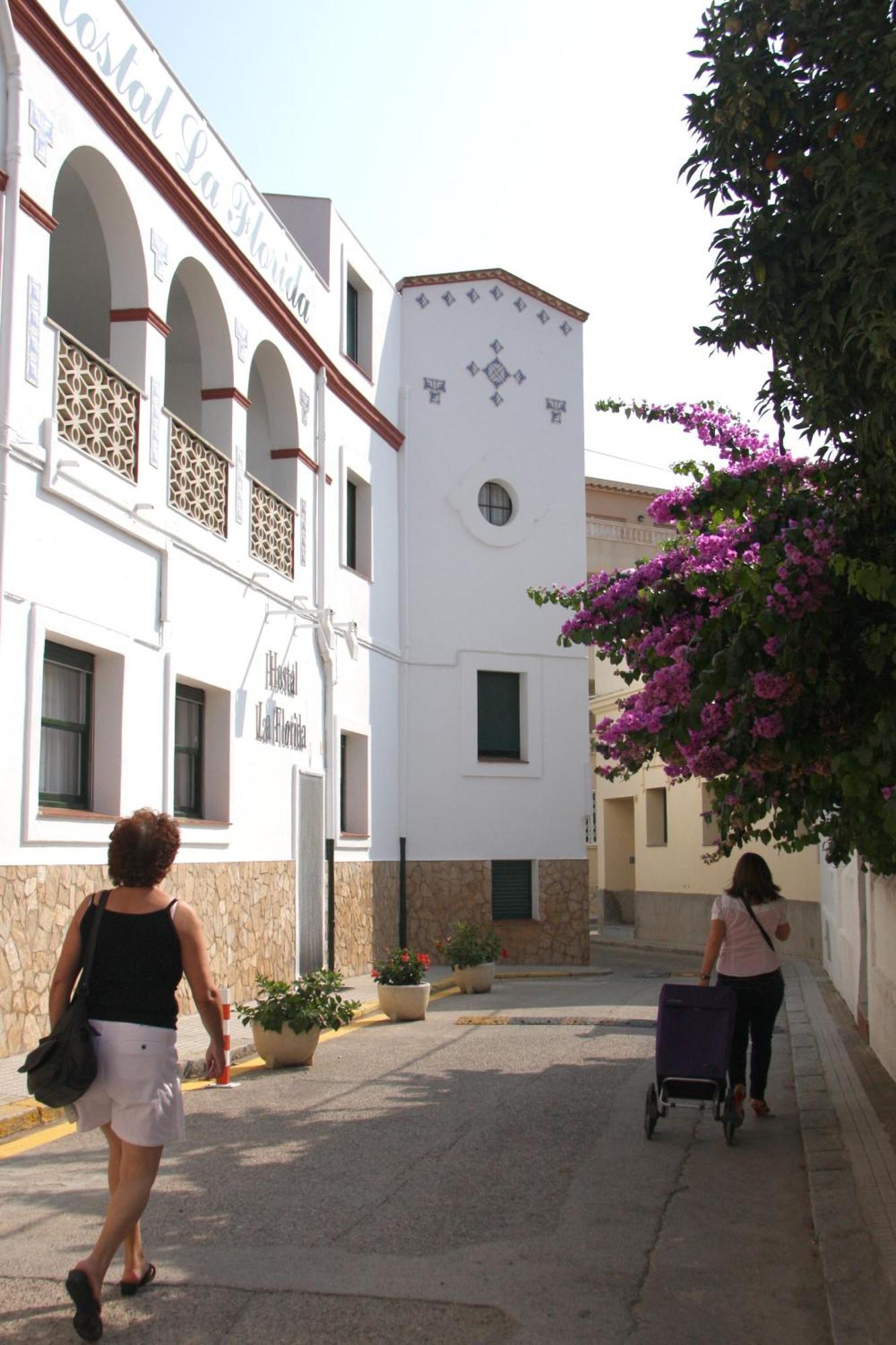 Hostal La Florida Llanca Bagian luar foto