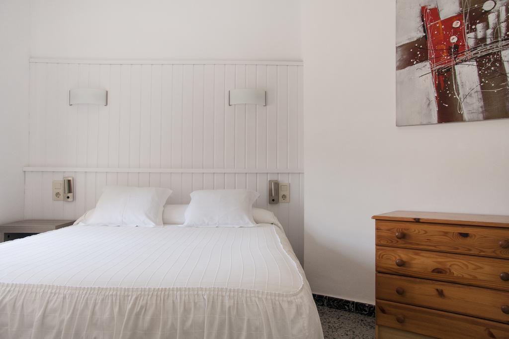 Hostal La Florida Llanca Bagian luar foto