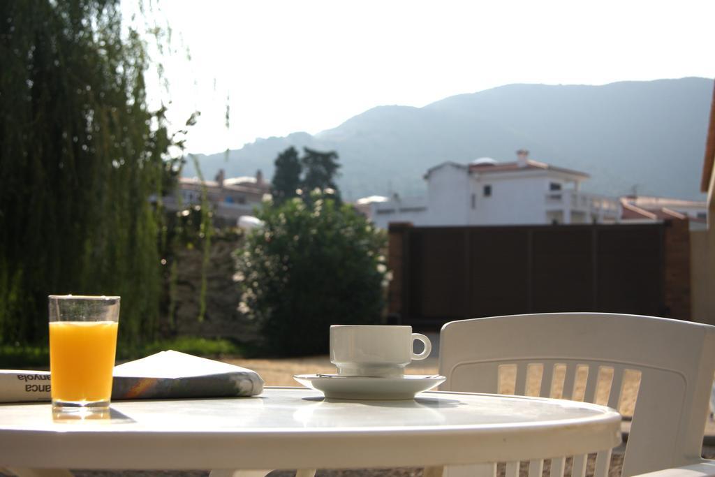 Hostal La Florida Llanca Bagian luar foto