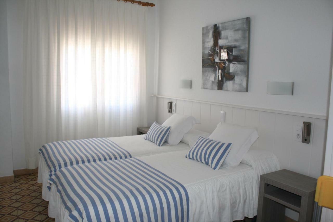 Hostal La Florida Llanca Bagian luar foto