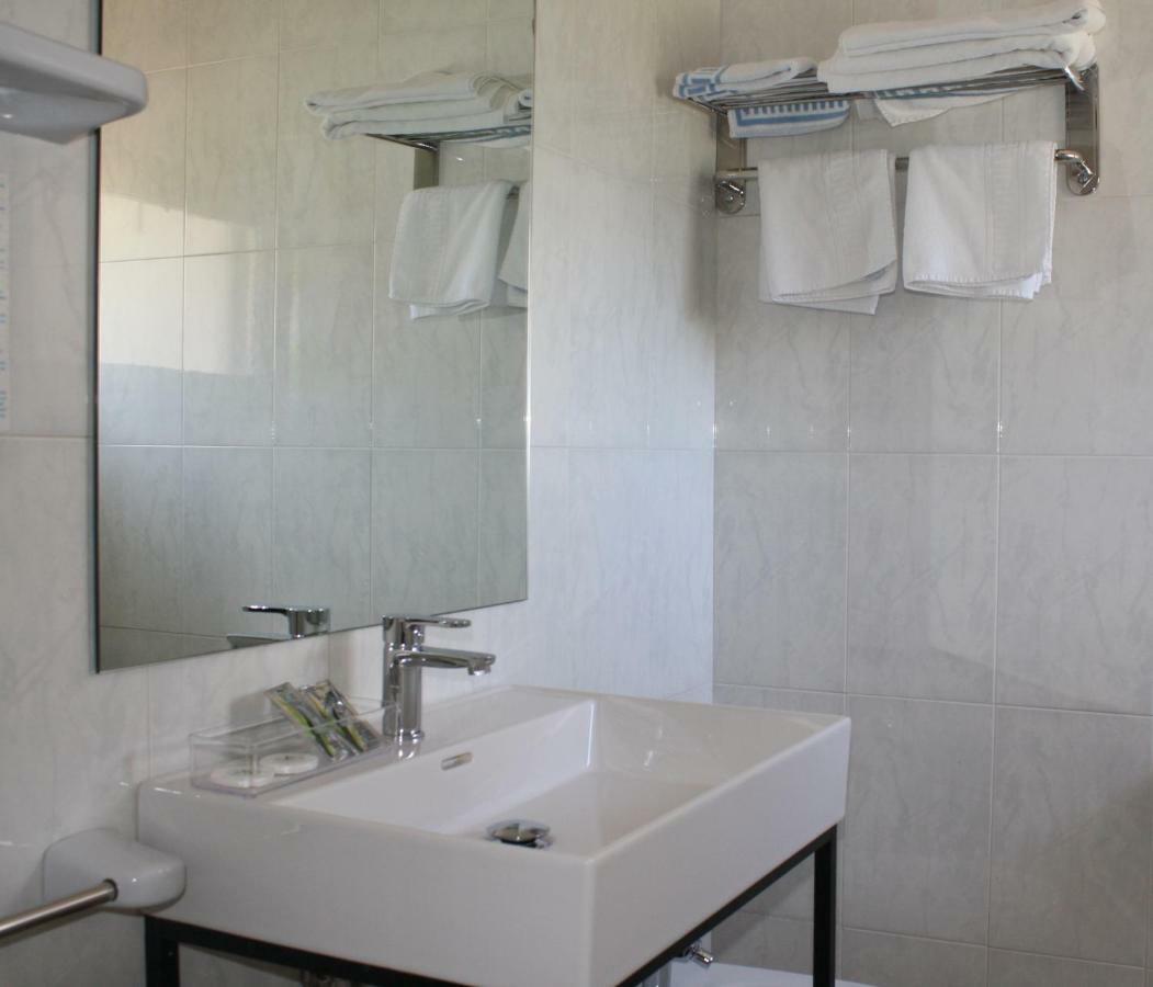 Hostal La Florida Llanca Bagian luar foto