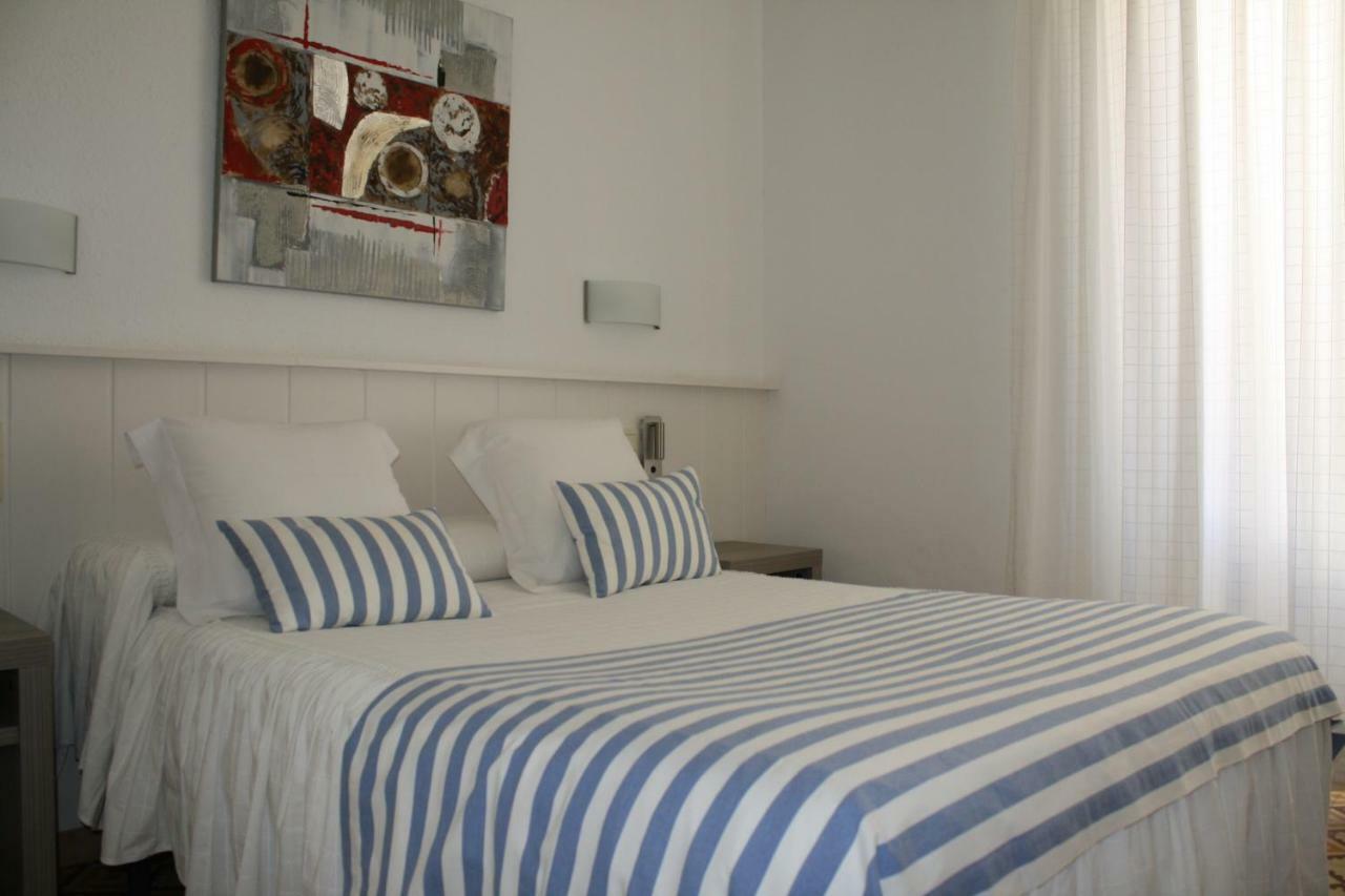 Hostal La Florida Llanca Bagian luar foto