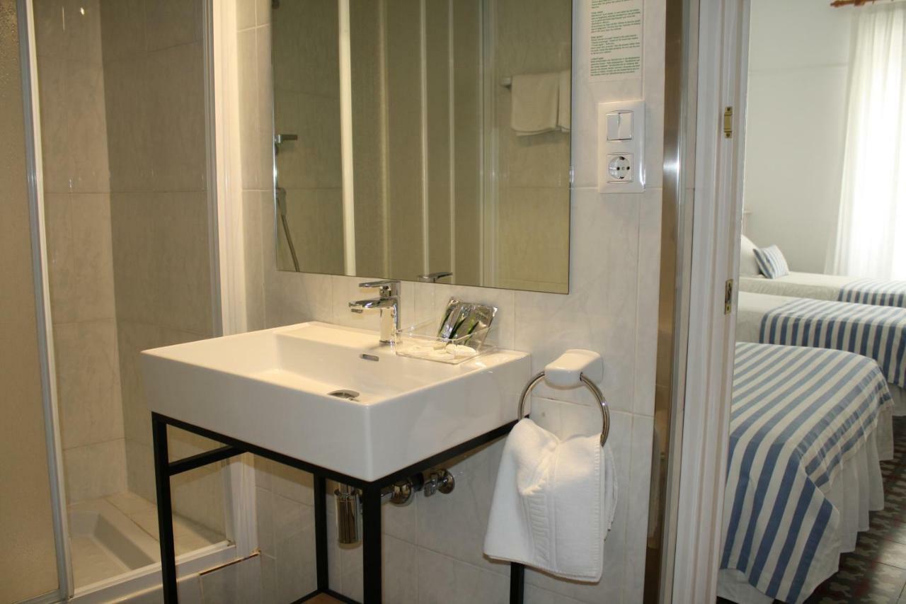 Hostal La Florida Llanca Bagian luar foto
